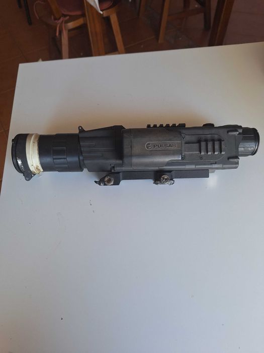 Mira de caça  noturna pulsar digisight 970 com medidor de distância e alteração  na lente tem uma lente mais potente com + 7 aumentos