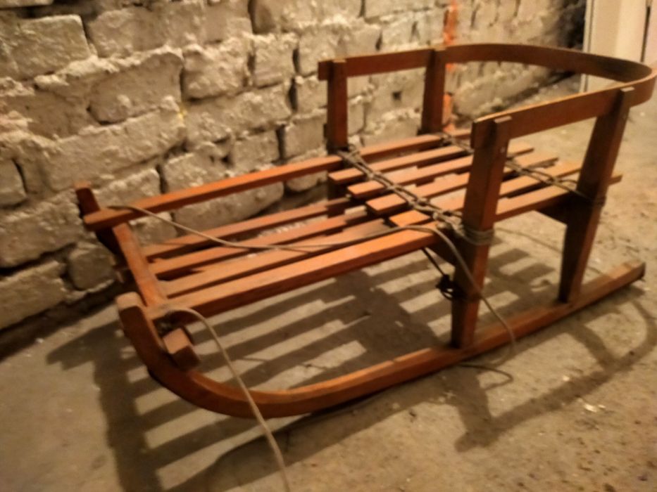 Sanki stare ręcznie robione dębowe.