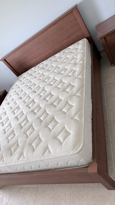 Cama de casal com colchão + 2 mesas de cabeceira