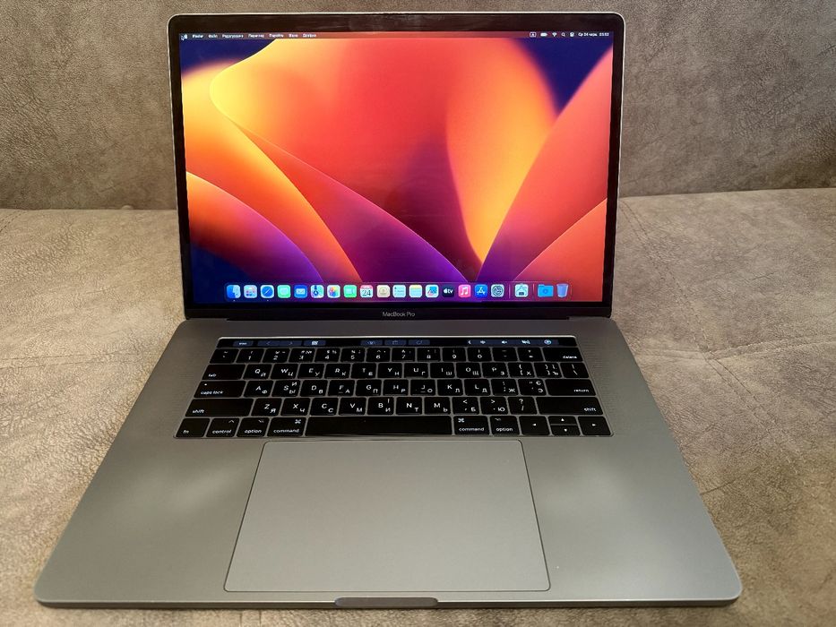 MacBook Pro 2017 A1707 - 15, i7/DDR3 -16GB/256 GB SSD/Radeon Pro 555