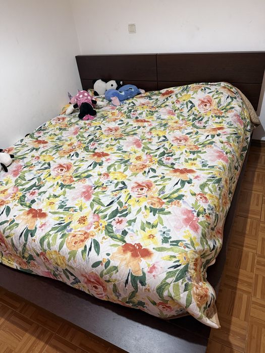 Cama de casal castanha