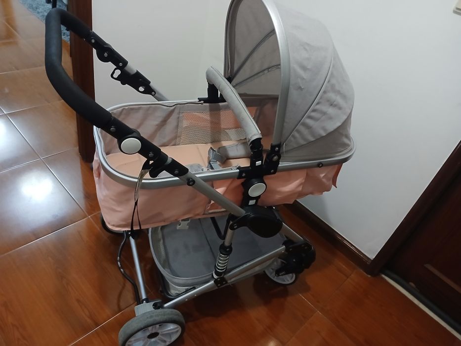 Vendo carrinho e ovo ,para menina outros acessórios.