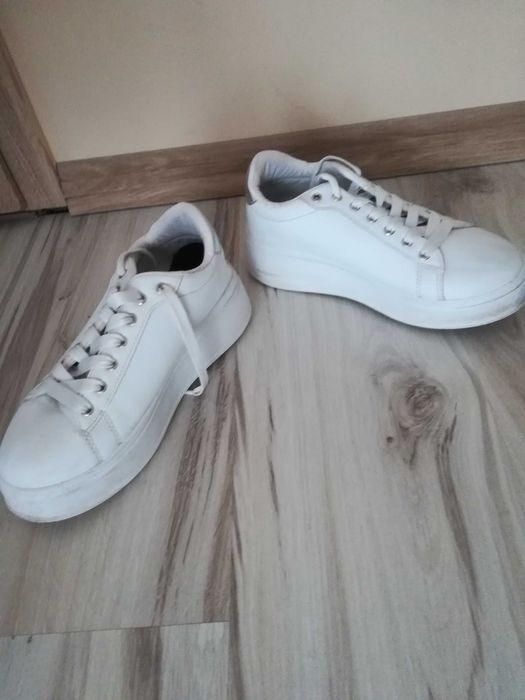 Buty na wyższym spodzie