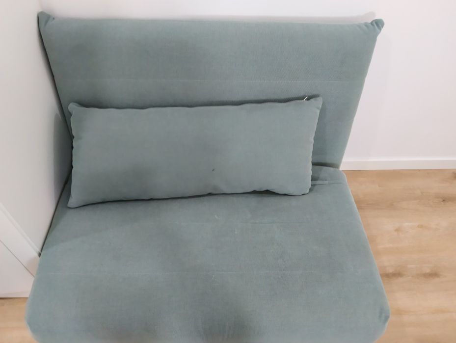 Poltrona verde com almofada