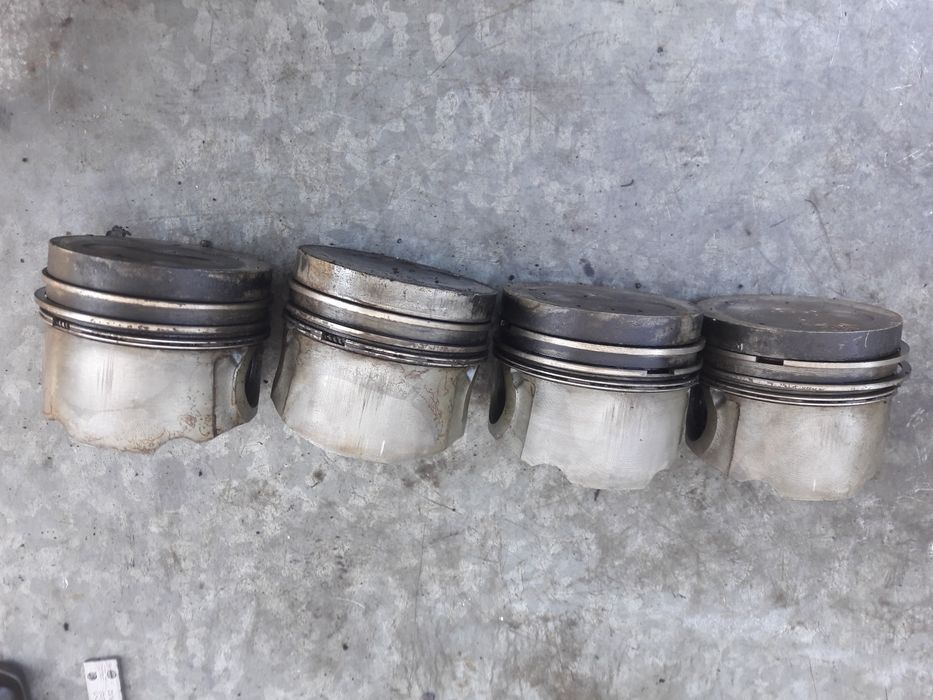 Поршня б/у. Рено Трафик 1.9 турбо дизель. 98-99 год.