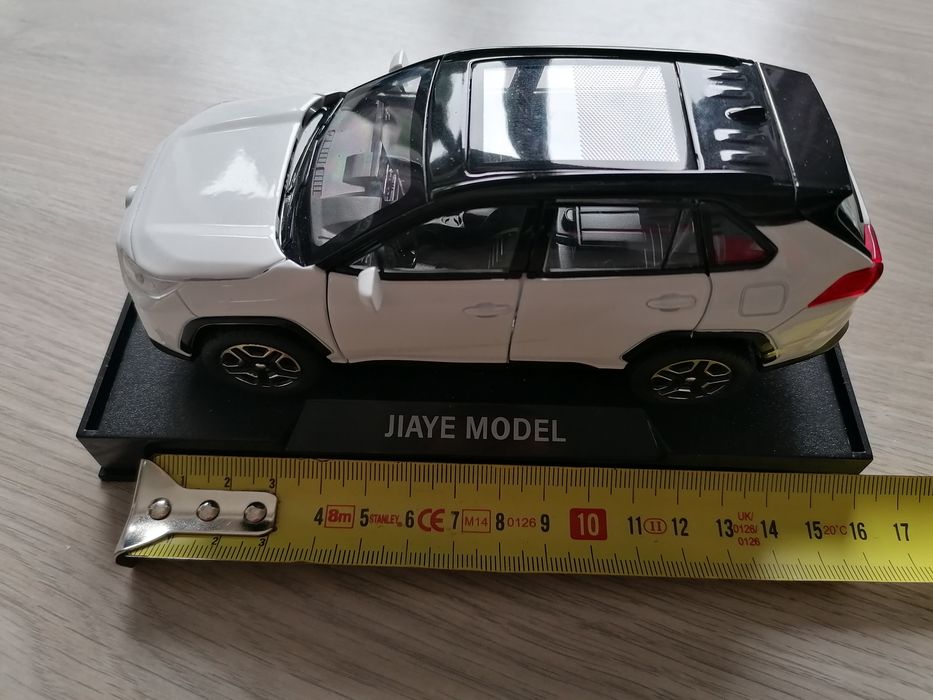 Autko Toyota RAV 4, model w skali 1:32 światła i dźwięk