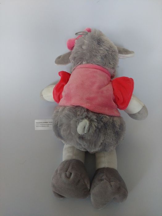 Pluszowa owieczka z różową kokardą i bluzeczką