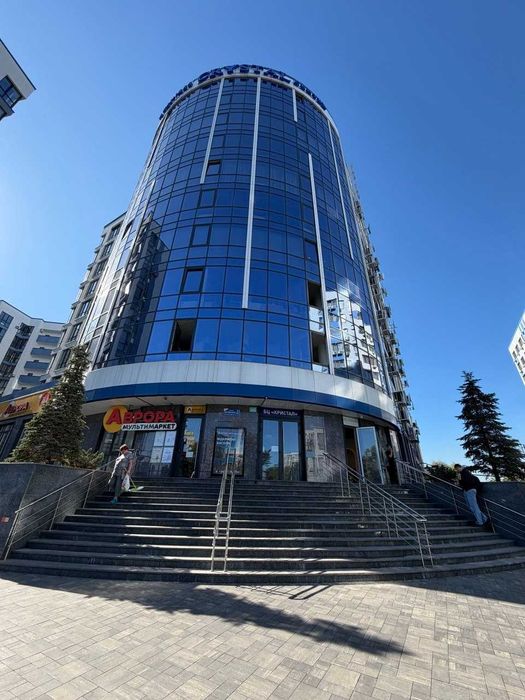 Продаж  комерційного приміщення в БЦ "CRYSTAL" Центральна 21. Метро Славутич.