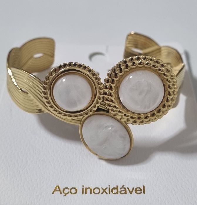 Pulseira/escrava dourada, em aço, com 3 peças em madrepérola.Ajustável