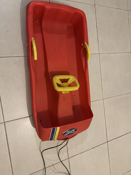 Trenó de neve, com volante e travões de mao