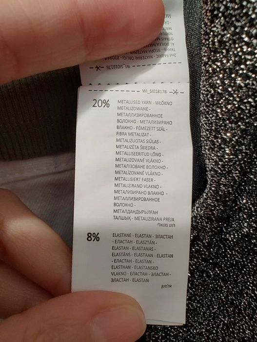 Imprezowa błyszcząca srebrna miękka marynarka narzutka z kieszeniami