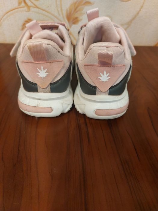 Продам красовки на девочку