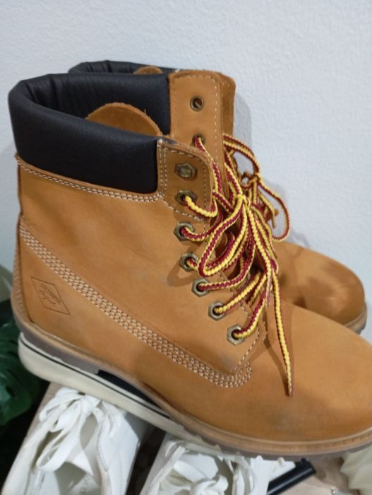 Sapatilhas, botas e galochas