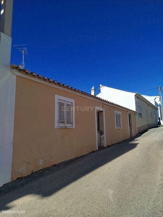 Casa para Remodelar com quintal, em Espiche, a curta distância da Prai