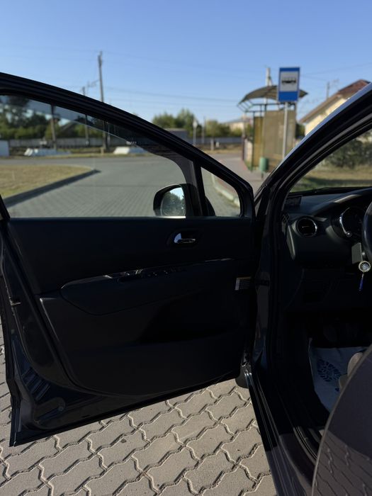 PEUGEOT 5008 2012