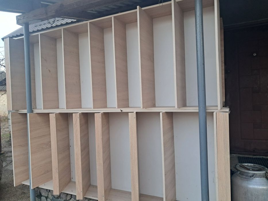 продам полиці.є 20 штук,та стіл .