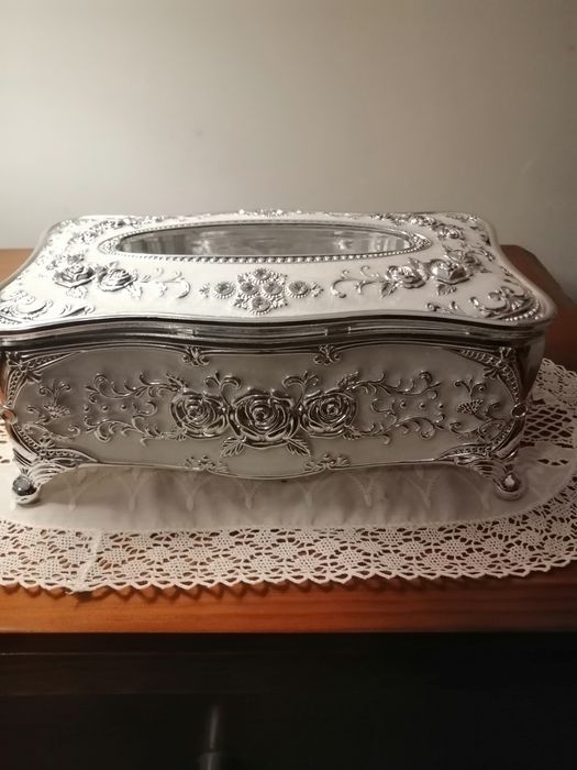 Caixa lindérrima em Acrílico prateada com um toque de luxo.