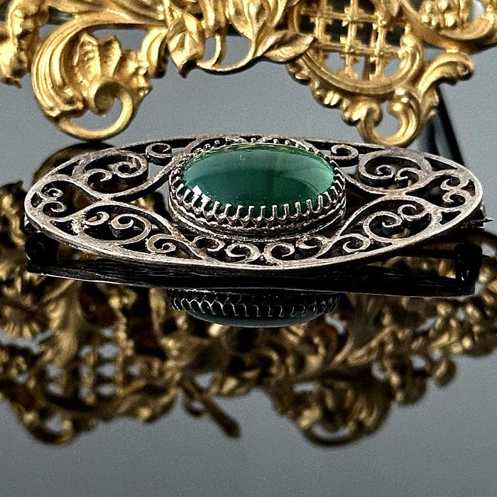 Srebrna broszka z naturalnym Szmaragdem z ok. 1950r próba 835
