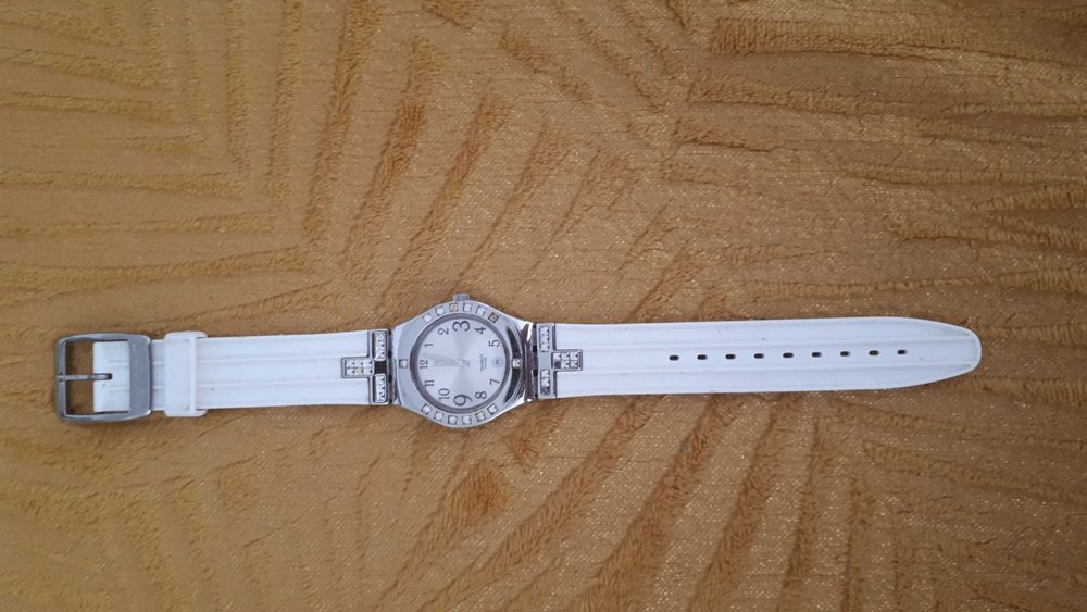 Relógio com 2 braceletes e brilhantes