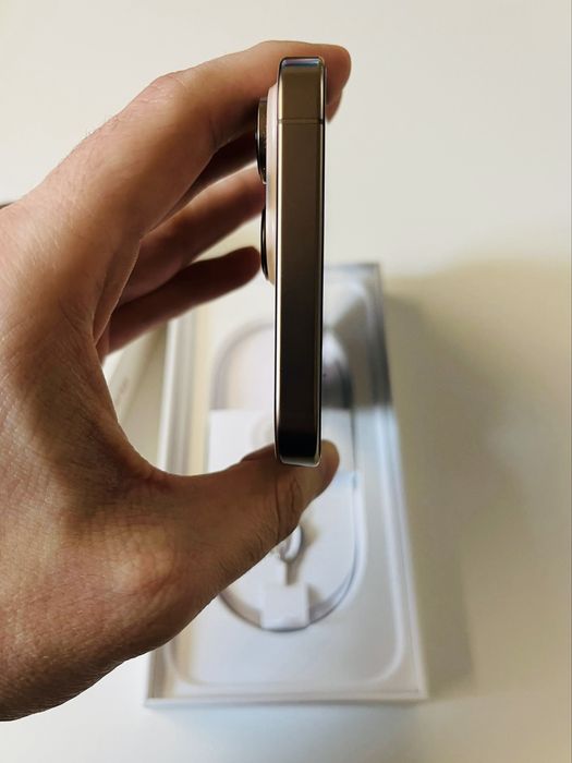 iPhone 16 Pro Max dourado titânio com 256 GB