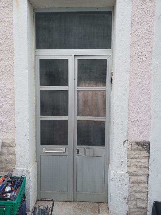 8 janelas com aro e porta rua.