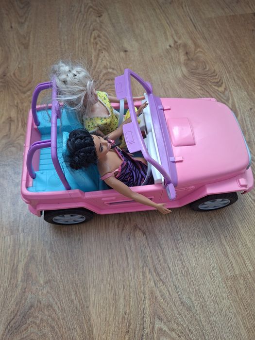 Zabawka samochód Barbie plus dwie lalki