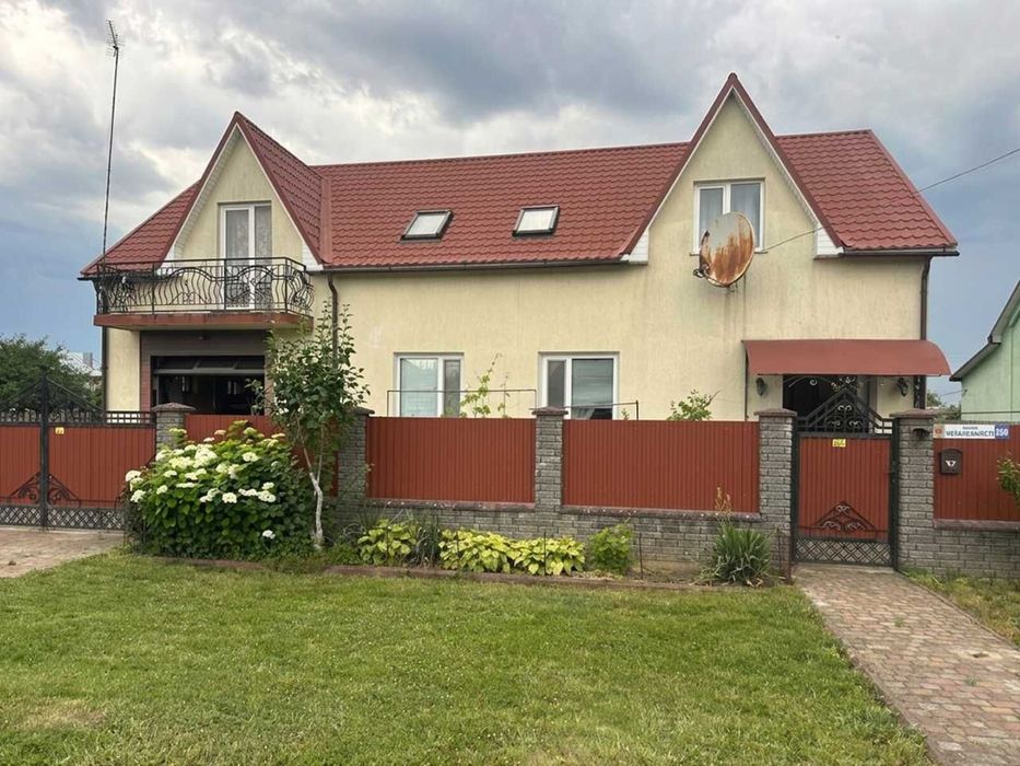 Чудовий просторий будинок в хорошому стані, є літня кухня доглянутий фруктовий сад, ділянка 10 сот. 45105