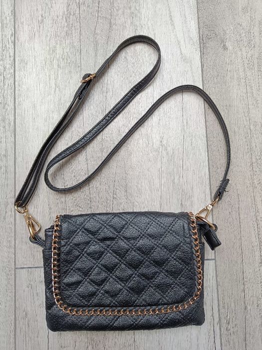 Mała, czarna torebka damska na ramię, pikowana kopertówka, Mohito