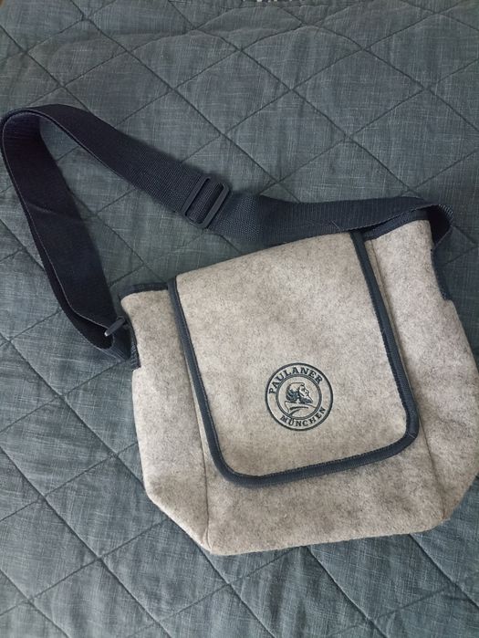 Torba z lekkiego filcu Paulaner München na ramię.
