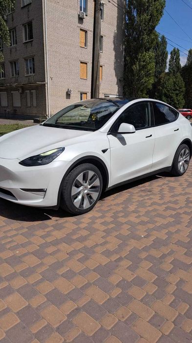 Продаж автомобіля Tesla Model Y 2023 року
