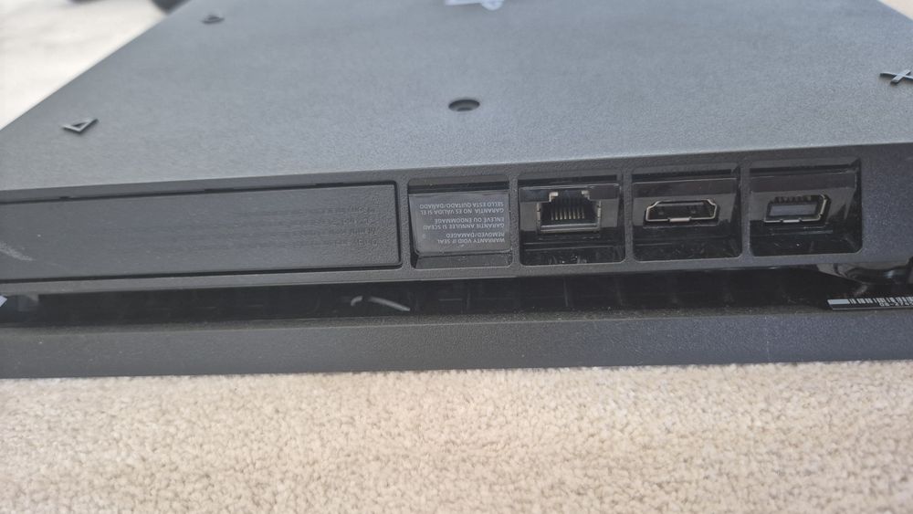 PS4 Slim 500GB + Comando