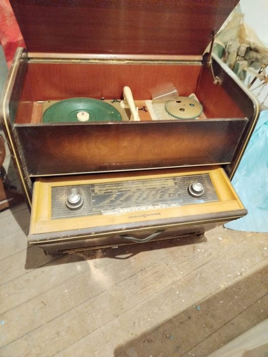 Vendo Móvel Vintage"Loewe Opta" Rádio/Gira discos