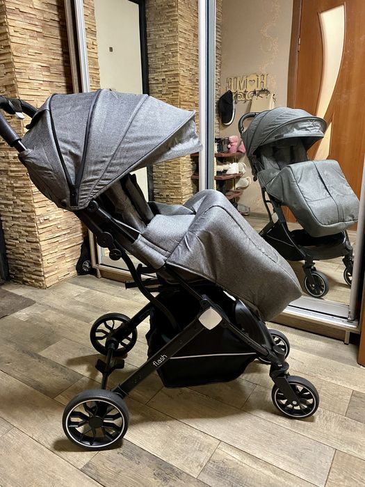 Прогулочна коляскп