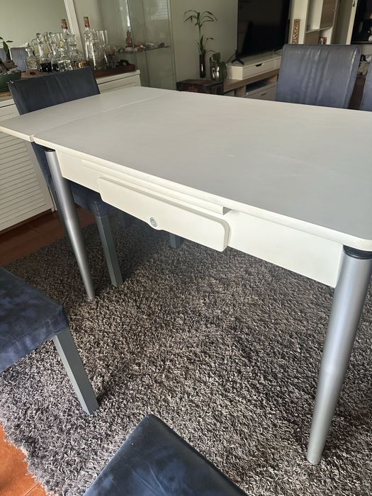 Mesa branca em bom estado