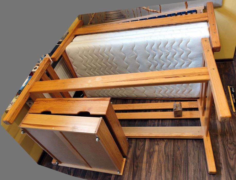 Solidne sosnowe łóżko piętrowe 2w1 z materacami 180x90
