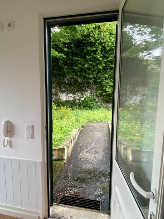 R.Laureano, T4, com jardim e garagem