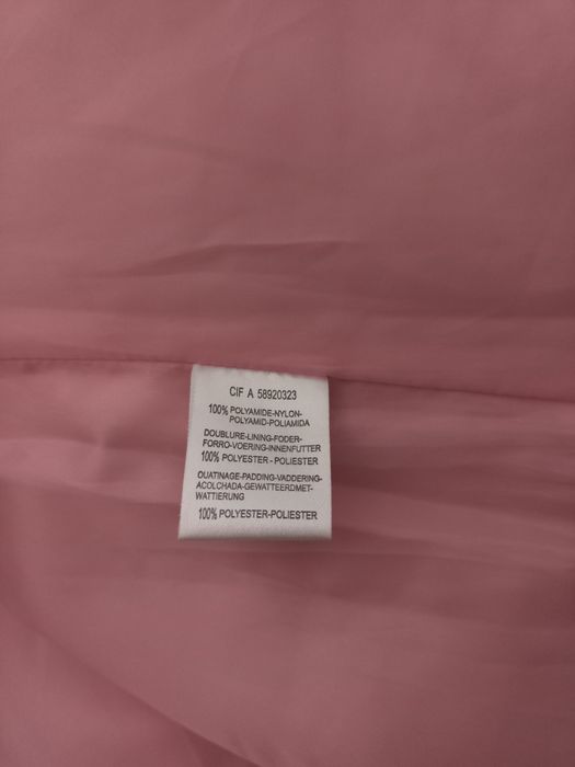 Casaco sem mangas com capuz incorporado na gola