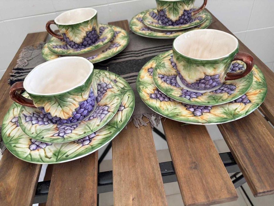 Jogo de xícaras com detalhes de uva