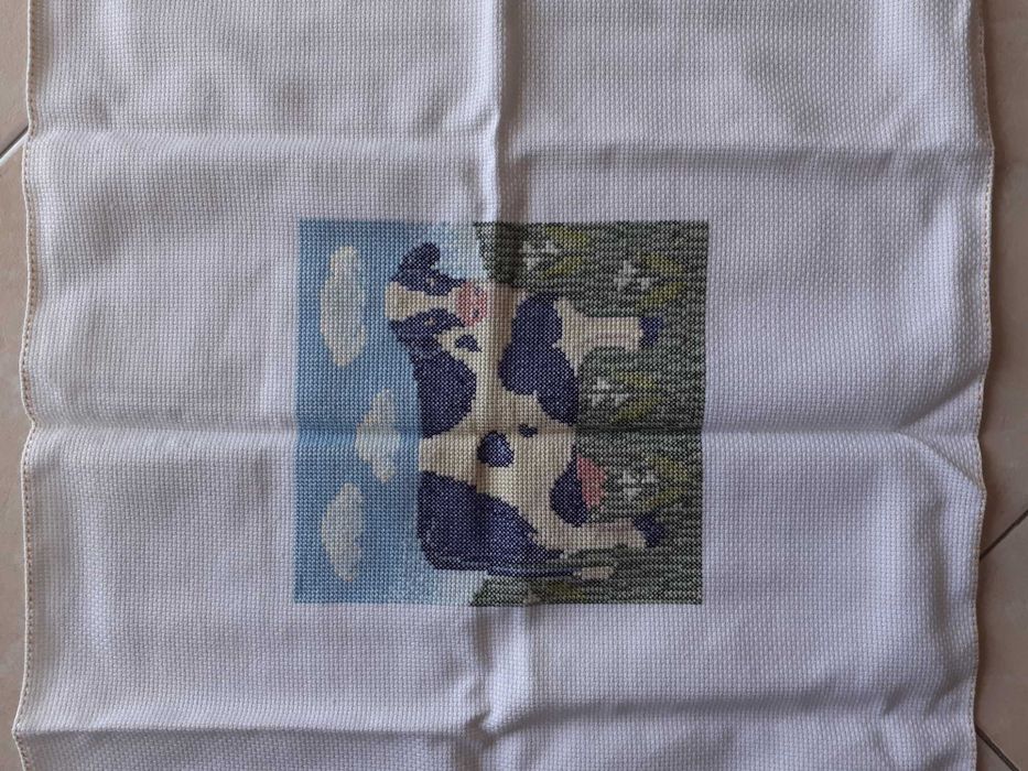 Vários bordados em ponto cruz