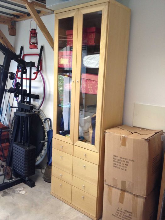 Móvel Ikea com prateleiras em vidro gavetas e iluminação interior