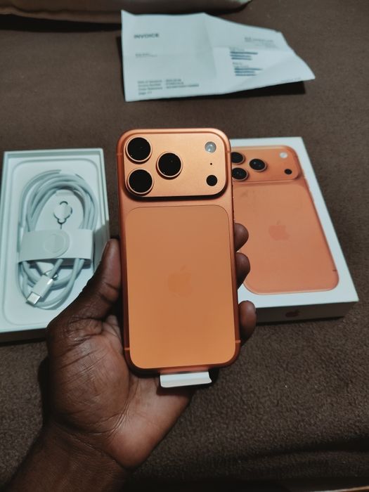 Iphone 17 pro novo 256Gb. One plus 12 512Gb em perfeito estado