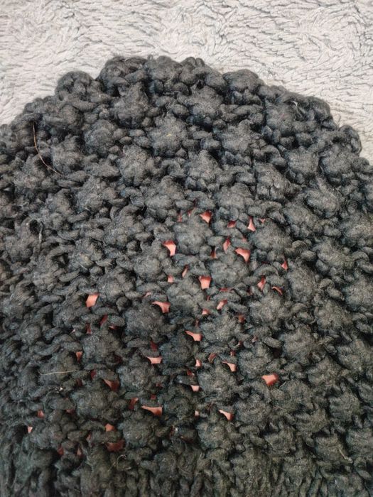 ażurowa czarna czapka