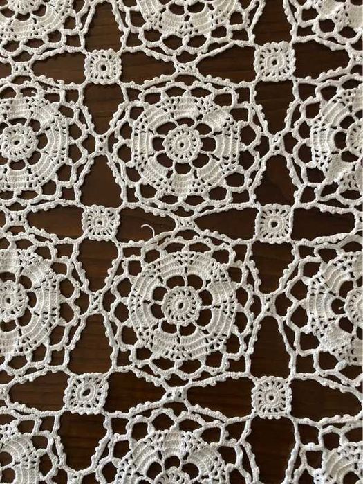Toalha de Mesa Grande em Croché Feita à Mão – Padrão Floral / Rosáceas