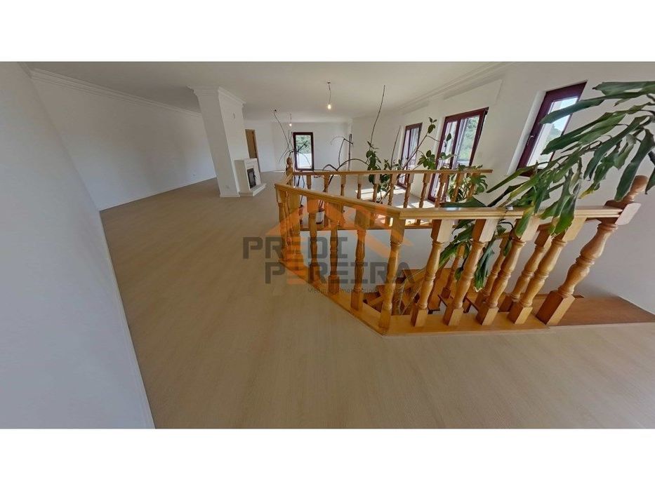Apartamento T3 duplex remodelado, com box, situado em Casal de Cambra.