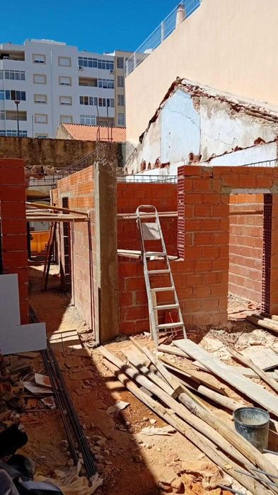 Moradia com piscina para reconstruir - Centro de Portimão