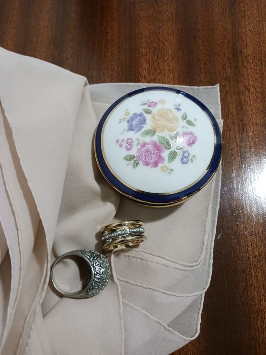 Caixinha rendonda em porcelana