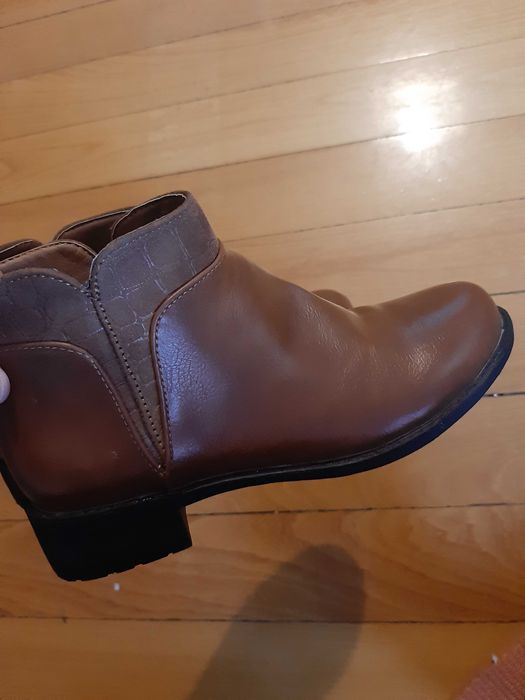 Botas castanhas.