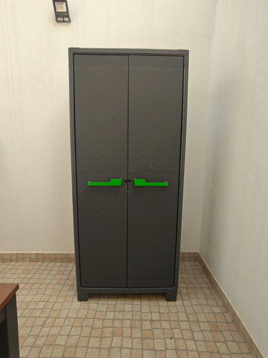 Armário de exterior em PVC com 4 prateleiras ajustáveis