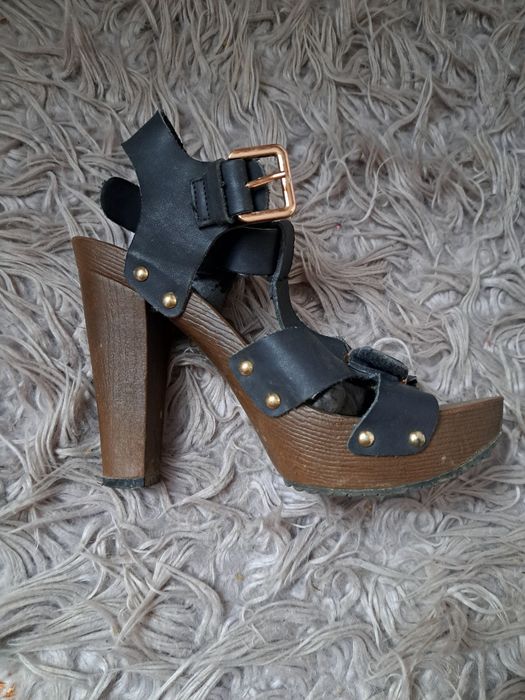 Босоніжки чорні на каблуку