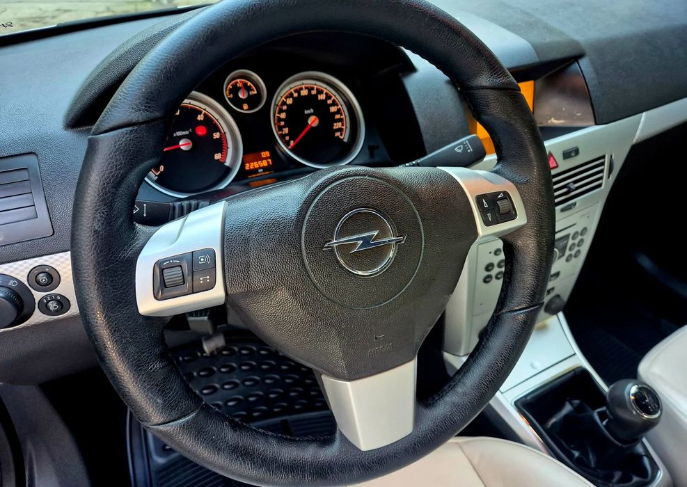 Opel Astra GTC 1.9 CDTI DPF Sport foto 2